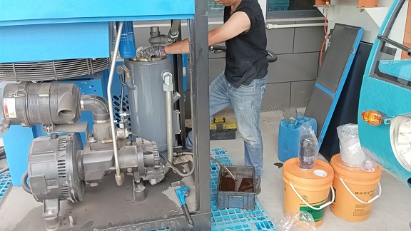 黃山空壓機保養換機油空濾油濾油氣分離器